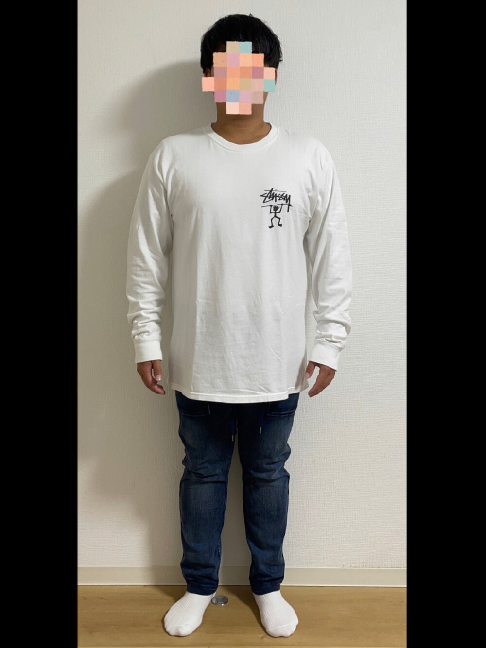 「Tシャツ、スウェットデニムパンツ」｜「STUSSYのアイテム（Tシャツ/カットソー、ホワイト系）」を使った、tnk0225wakkirさん（メンズ・170cm）の冬コーディネートの1枚目の写真