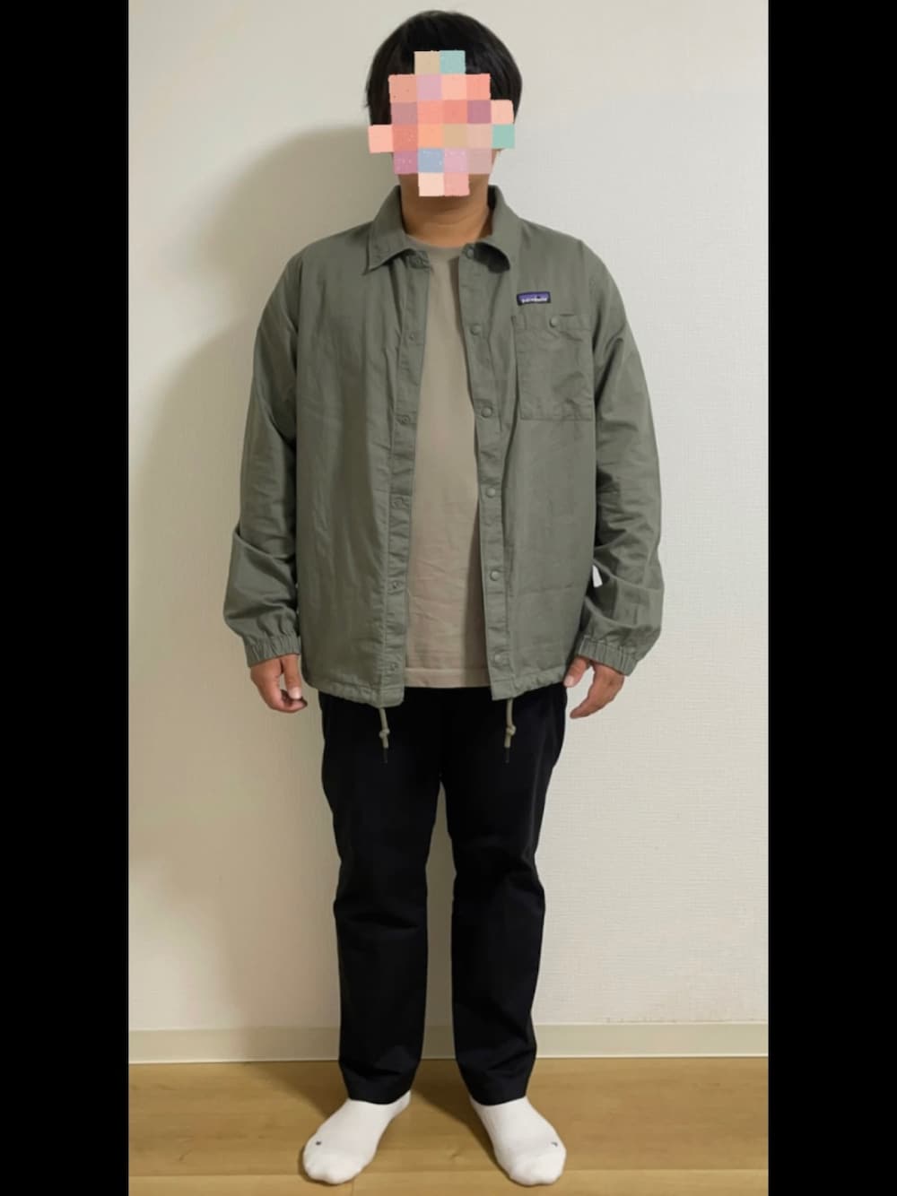 「コーチジャケット、Tシャツ、スラックス」｜「UNIQLOのアイテム（シャツ/ブラウス、ベージュ系）」を使った、tnk0225wakkirさん（メンズ・170cm）の冬コーディネートの1枚目の写真