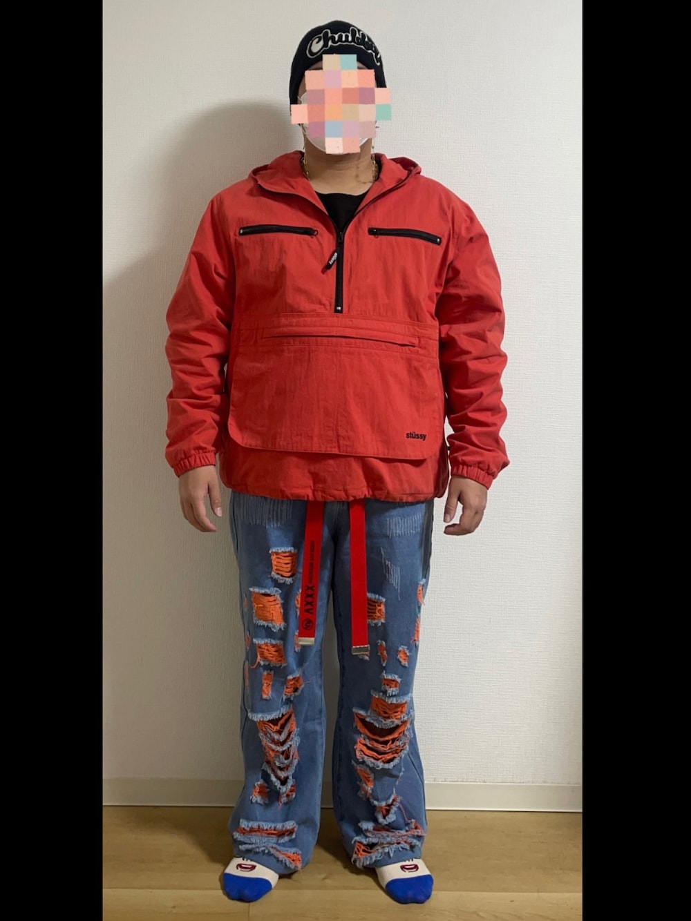 「ニット帽、ハーフジップ、ベルト、ダメージデニムパンツ、くいだおれ太郎」｜「STUSSYのアイテム（ジャケット/アウター、オレンジ系）」を使った、tnk0225wakkirさん（メンズ・170cm）の冬コーディネートの1枚目の写真