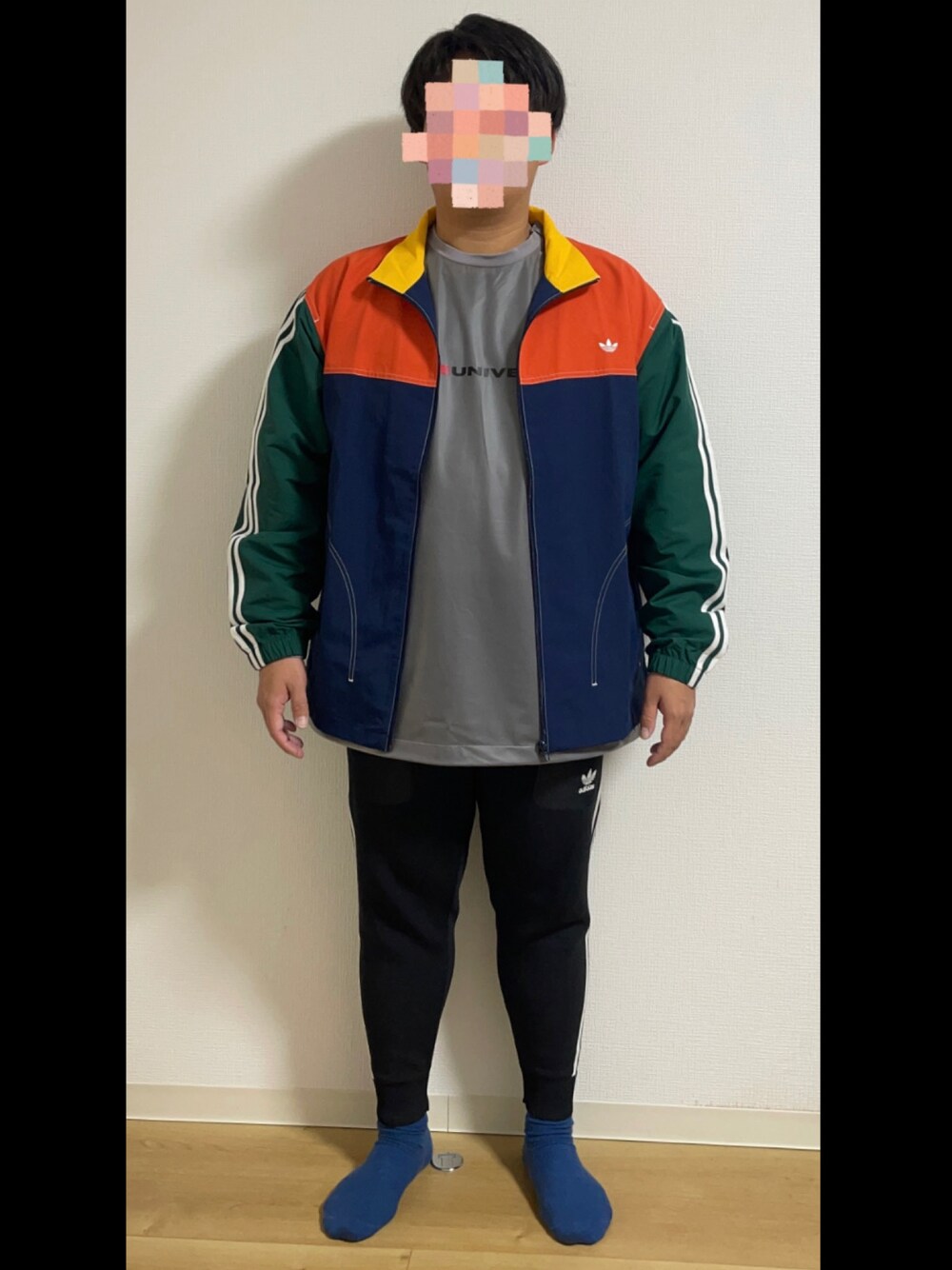 「ジャージ、ナイロンシャツ、スウェットパンツ」｜「adidas Originalsのアイテム（ナイロンジャケット、その他）」を使った、tnk0225wakkirさん（メンズ・170cm）の冬コーディネートの1枚目の写真