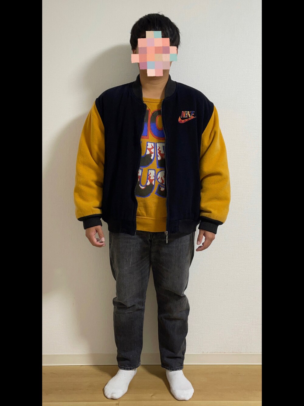 「スタジャン、スウェット、デニムスウェットパンツ」｜「NIKEのアイテム（ジャケット/アウター、ゴールド系）」を使った、tnk0225wakkirさん（メンズ・170cm）の冬コーディネートの1枚目の写真