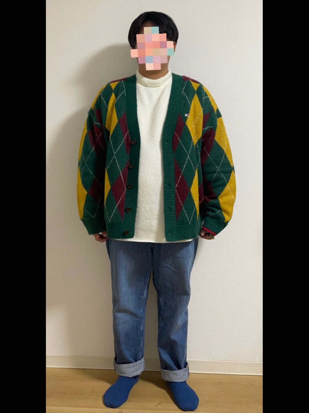 「カーディガン、タートルネックニット、デニムパンツ」｜「tommy jeansのアイテム（カーディガン/ボレロ、グリーン系）」を使った、tnk0225wakkirさん（メンズ・170cm）の冬コーディネートの1枚目の写真
