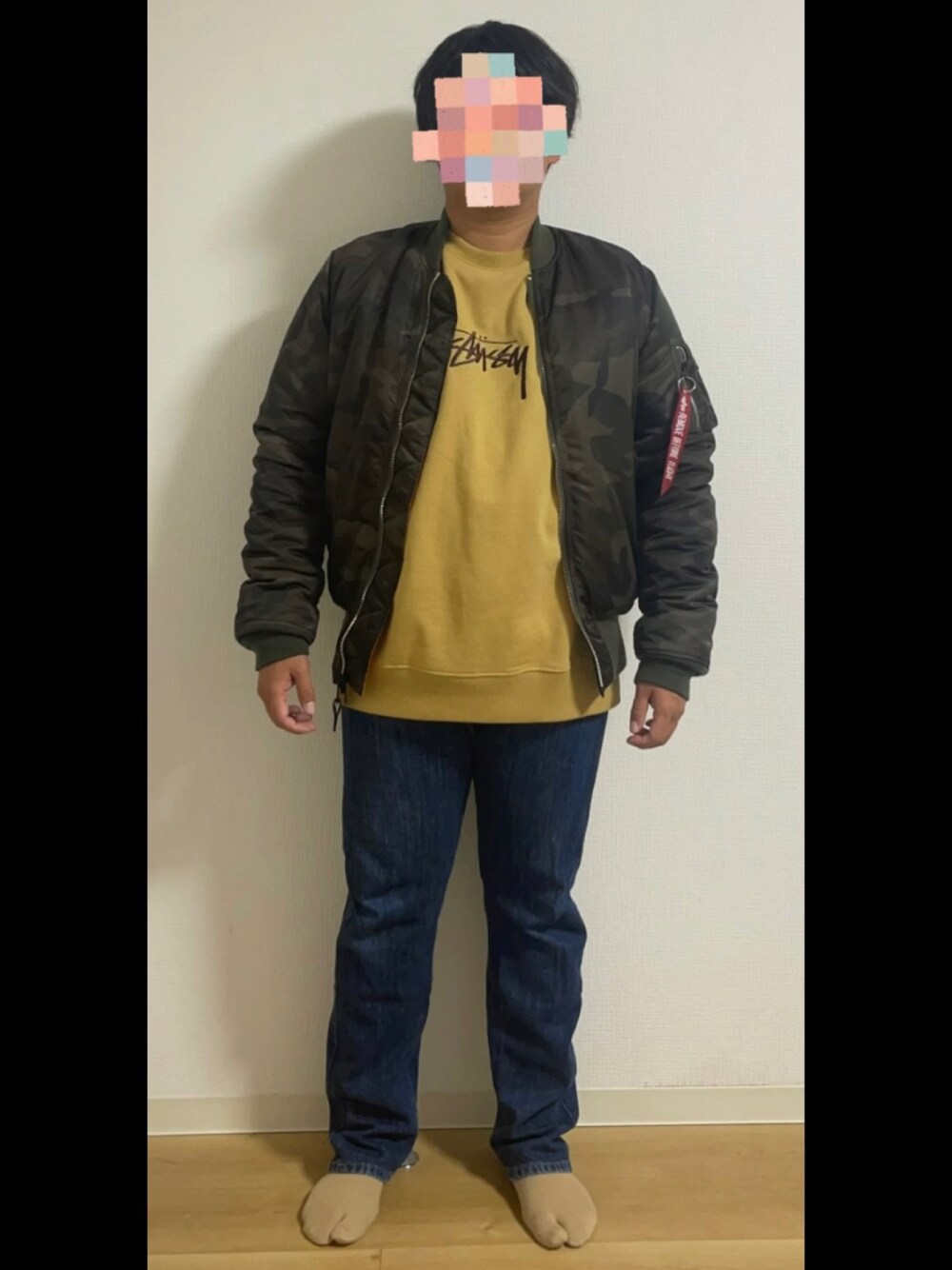 「MA-1、スウェット、デニムパンツ」｜「STUSSYのアイテム（スウェット、ゴールド系）」を使った、tnk0225wakkirさん（メンズ・170cm）の冬コーディネートの1枚目の写真