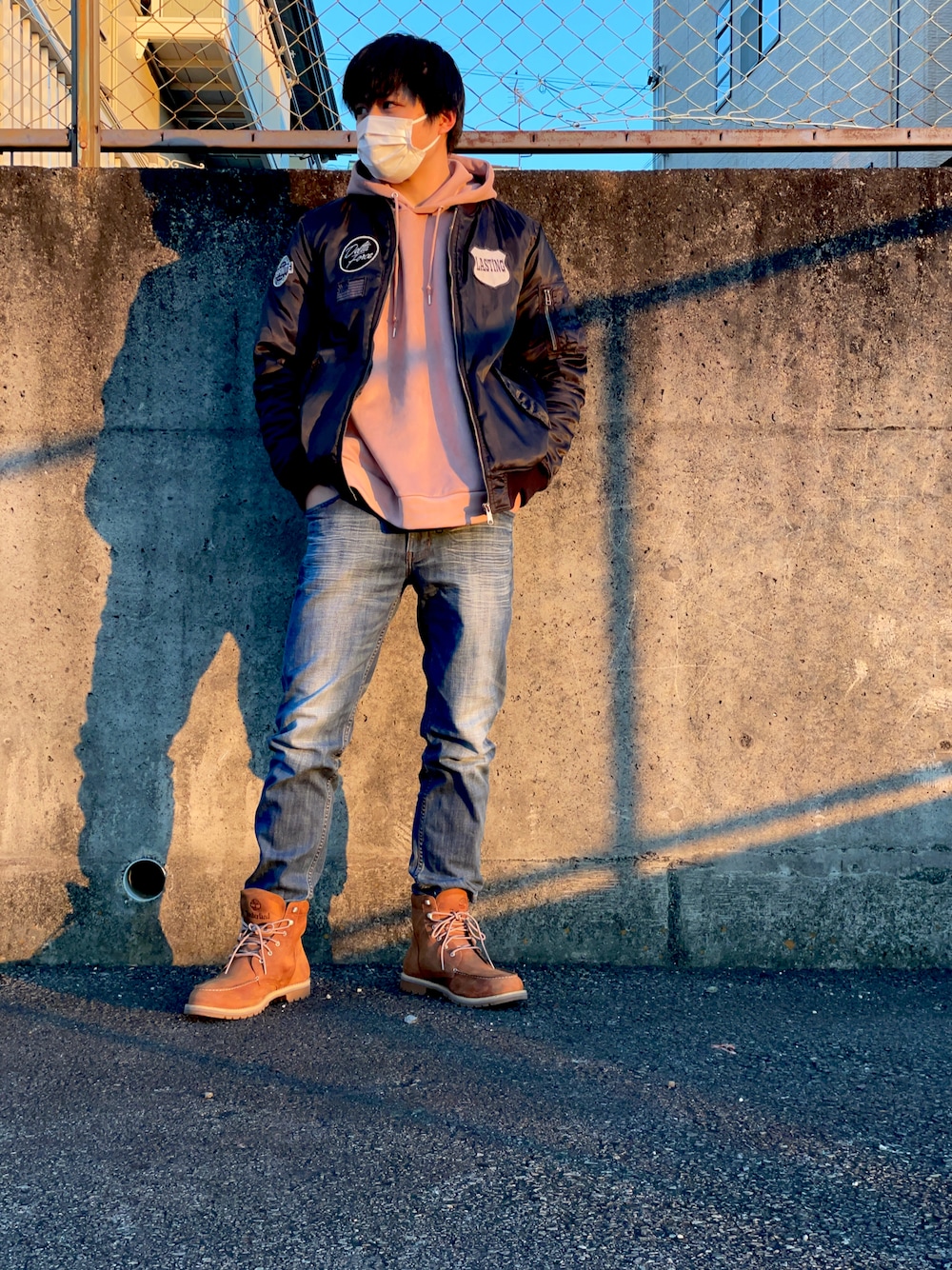 「おしゃれさんと繋がりたい、カジュアルコーデ、デニム、Timberland、レイジブルー、スニーカー、パーカー」｜「MCDのアイテム（デニムパンツ、ブルー系）」を使った、たーさん（メンズ・178cm）の冬コーディネートの1枚目の写真