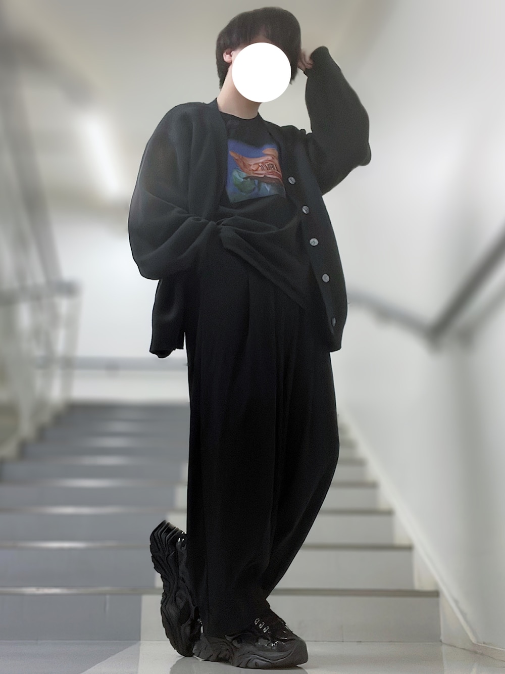 ブラック系のカーディガン/ボレロ、ブラック系のTシャツ/カットソー、ブラック系のスラックスを着用したメンズの春コーディネートの1枚目の写真
