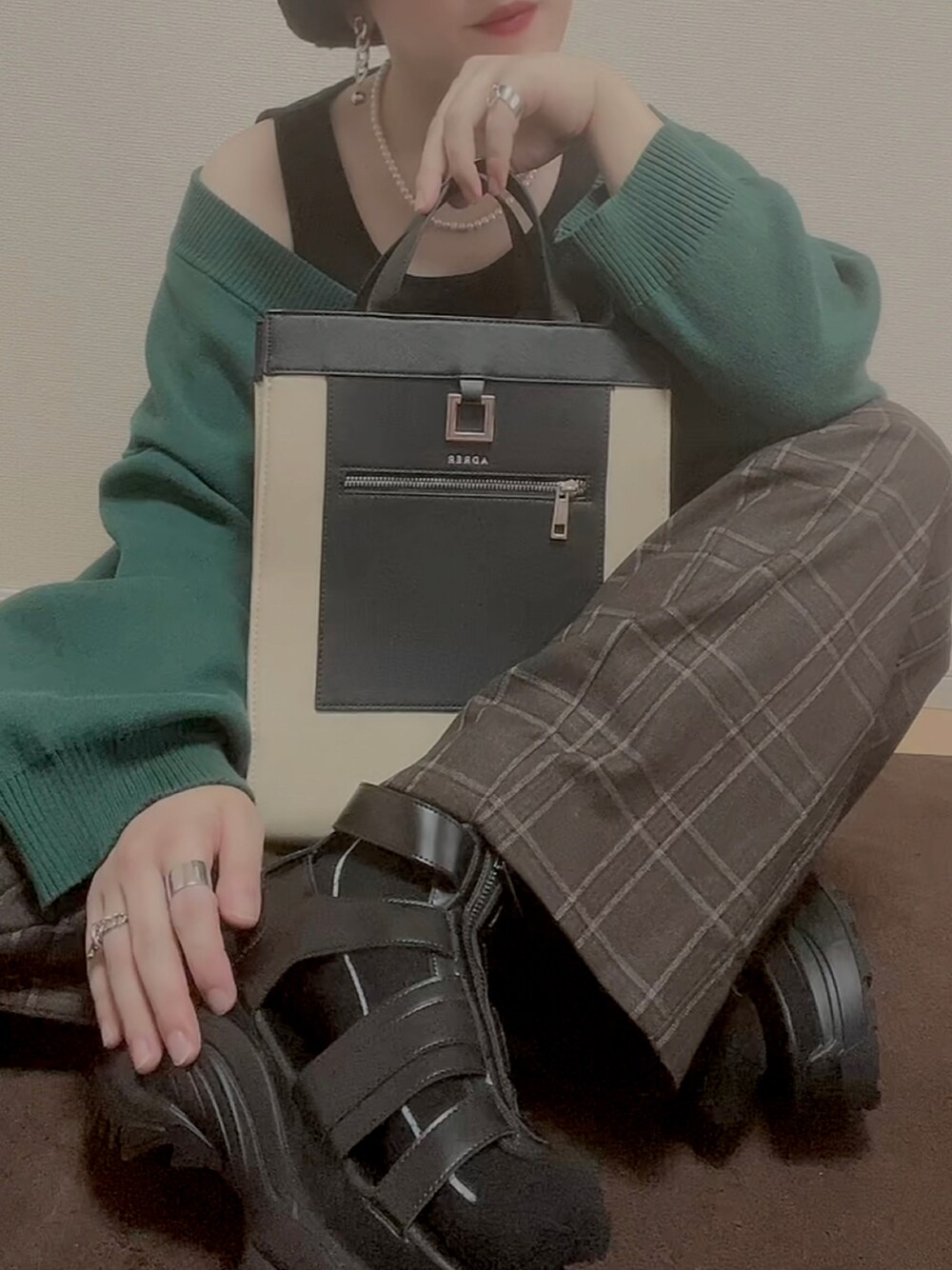 「秋のコーデ、adrer、keiくん、カーディガン、タンクトップ、いいね、save、フォローお願いします🤑、メンズコーデ、グリーン、チェック、サンダル、個性派」｜「ADRERのroyal quality ドルマンスリーブオーバーカーディガン（カーディガン/ボレロ、グリーン系）」を使った、NeL【ネル】さん（メンズ・168cm）の秋コーディネートの1枚目の写真
