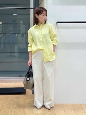 「INDIVI（インディヴィ）の【褒められパンツ／洗える】ウエストゴムワイドタックパンツ（その他パンツ、ホワイト系）」を使った、asamiさん（レディース・156cm）の春コーディネート