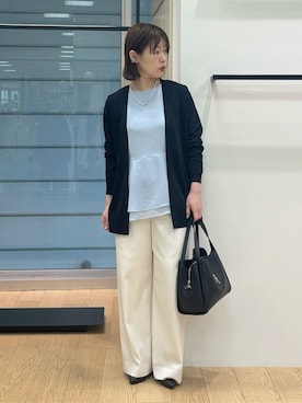 「INDIVI（インディヴィ）の【褒められパンツ／洗える】ウエストゴムワイドタックパンツ（その他パンツ、ホワイト系）」を使った、asamiさん（レディース・156cm）の春コーディネート