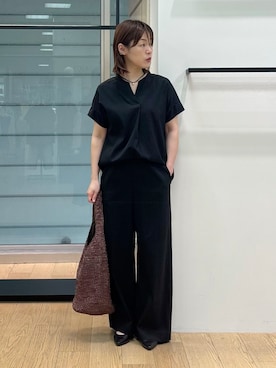 「INDIVI（インディヴィ）の【褒められパンツ／洗える】ウエストゴムワイドタックパンツ（その他パンツ、ブラック系）」を使った、asamiさん（レディース・156cm）の春コーディネート
