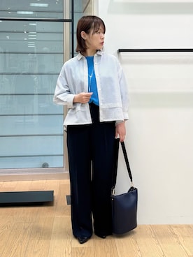 「INDIVI（インディヴィ）の【ハンドル2WAY／A4収納】スカーフハンドル バケツバッグ（ハンドバッグ、ブルー系）」を使った、asamiさん（レディース・156cm）の春コーディネート