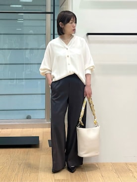 「INDIVI（インディヴィ）の【褒められパンツ／洗える】ウエストゴムワイドタックパンツ（その他パンツ、ブラック系）」を使った、asamiさん（レディース・156cm）の春コーディネート