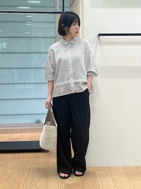 「INDIVI（インディヴィ）の【接触冷感／洗える／2WAY】ドロスト付 シアーシャンブレーシャツ（シャツ/ブラウス、グレー系）」を使った、asamiさん（レディース・156cm）の春コーディネート