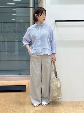 「INDIVI（インディヴィ）の【接触冷感／洗える／2WAY】ドロスト付 シアーシャンブレーシャツ（シャツ/ブラウス、ブルー系）」を使った、asamiさん（レディース・156cm）の夏コーディネート