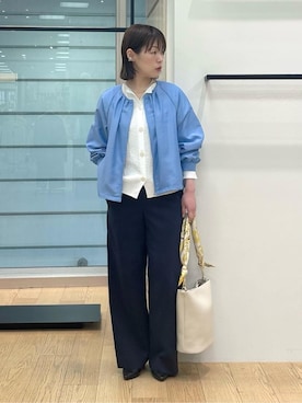 「INDIVI（インディヴィ）の【褒められパンツ／洗える】ウエストゴムワイドタックパンツ（その他パンツ、ブルー系）」を使った、asamiさん（レディース・156cm）の春コーディネート