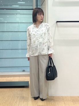 「INDIVI（インディヴィ）の【褒められパンツ／洗える】ウエストゴムワイドタックパンツ（その他パンツ、グレー系）」を使った、asamiさん（レディース・156cm）の春コーディネート