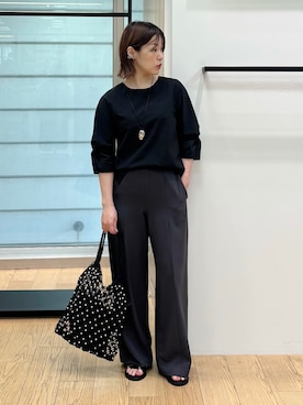 「INDIVI（インディヴィ）の【撥水／UVケア】ねじり袖サッカートップス（Tシャツ/カットソー、ブラック系）」を使った、asamiさん（レディース・156cm）の夏コーディネート