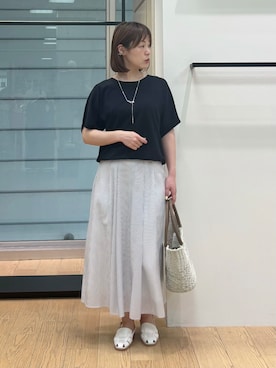 「INDIVI（インディヴィ）の【洗える／コットン】ドライタッチさらりニットT（ニット/セーター、ブラック系）」を使った、asamiさん（レディース・156cm）の夏コーディネート
