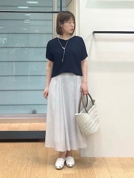 「INDIVI（インディヴィ）の【洗える】ガーター編みVネックニットT（ニット/セーター、ブルー系）」を使った、asamiさん（レディース・156cm）の春コーディネート