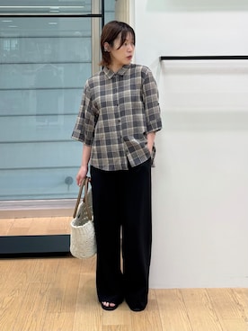 「INDIVI（インディヴィ）の【透け感／2WAY】袖アレンジ チェックシャツ（シャツ/ブラウス、グレー系）」を使った、asamiさん（レディース・156cm）の夏コーディネート