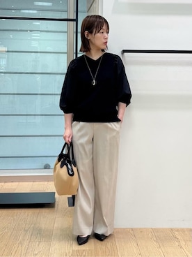 「INDIVI（インディヴィ）の【褒められパンツ／洗える】ウエストゴムワイドタックパンツ（その他パンツ、ベージュ系）」を使った、asamiさん（レディース・156cm）の春コーディネート