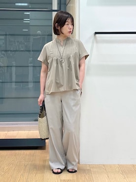 「INDIVI（インディヴィ）の【撥水／UVケア／SETUP可能】軽量タックスキッパーブラウス（シャツ/ブラウス、ベージュ系）」を使った、asamiさん（レディース・156cm）の夏コーディネート