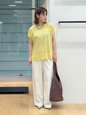 「INDIVI（インディヴィ）の【褒められパンツ／洗える】ウエストゴムワイドタックパンツ（その他パンツ、ホワイト系）」を使った、asamiさん（レディース・156cm）の春コーディネート