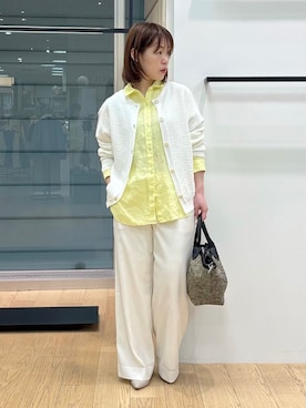 「INDIVI（インディヴィ）の【褒められパンツ／洗える】ウエストゴムワイドタックパンツ（その他パンツ、ホワイト系）」を使った、asamiさん（レディース・156cm）の春コーディネート