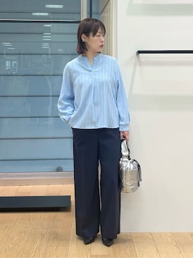 「INDIVI（インディヴィ）の【褒められパンツ／洗える】ウエストゴムワイドタックパンツ（その他パンツ、ブルー系）」を使った、asamiさん（レディース・156cm）の春コーディネート