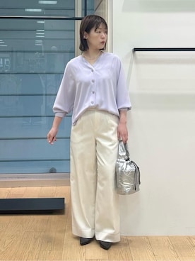 「INDIVI（インディヴィ）の【褒められパンツ／洗える】ウエストゴムワイドタックパンツ（その他パンツ、ホワイト系）」を使った、asamiさん（レディース・156cm）の春コーディネート