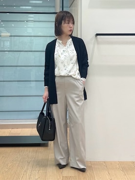 「INDIVI（インディヴィ）の【褒められパンツ／洗える】ウエストゴムワイドタックパンツ（その他パンツ、グレー系）」を使った、asamiさん（レディース・156cm）の春コーディネート