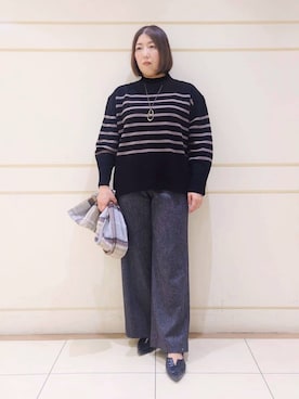 「INDIVI（インディヴィ）の【冬ニット人気NO．1！／カシミヤ混】ミドルゲージハイネックニット（ニット/セーター、ブラック系）」を使った、Itoさん（レディース・160cm）の冬コーディネート
