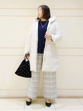 「INDIVI（インディヴィ）の【撥水／洗える】ステッチレス ロングダウンコート（ダウンジャケット/コート、ホワイト系）」を使った、Itoさん（レディース・160cm）の冬コーディネート