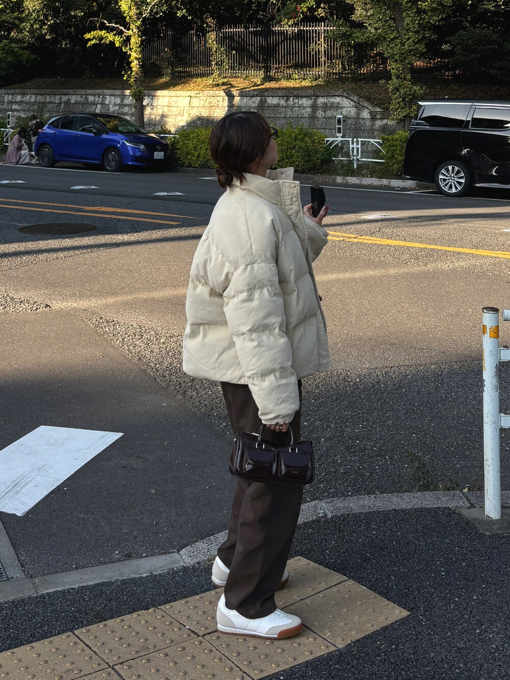 「ダウンジャケット、最近のいい感じコーデ、冬アウター、ジャケット、骨格ストレート、お出かけコーデ、ニットコーデ、パンツスタイル、デニム、ユニクロ」｜「UNIQLOのアイテム（スニーカー、ホワイト系）」を使った、maiさん（レディース・164cm）の冬コーディネートの1枚目の写真