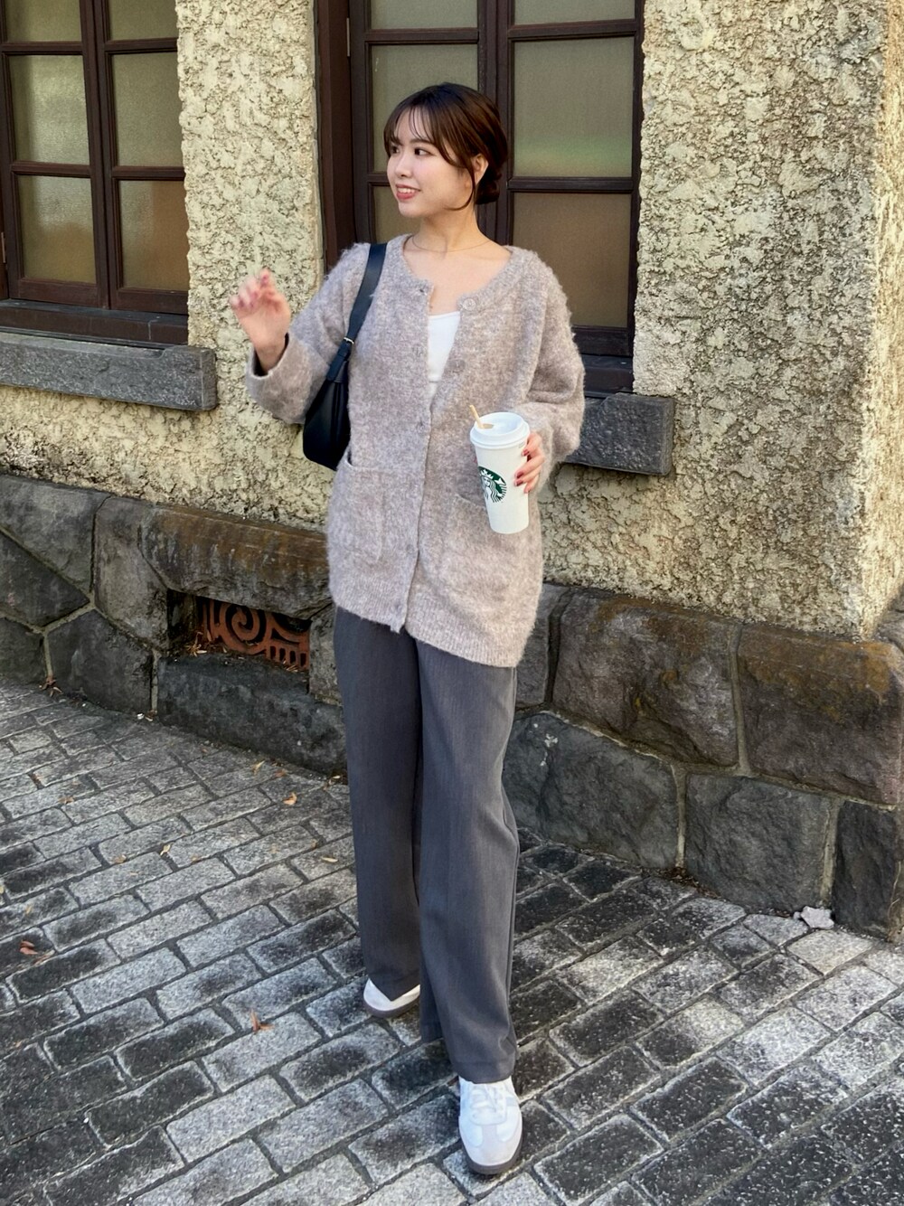 「オトナカジュアル、シンプル、おしゃれさんと繋がりたい、パンツコーデ、カジュアルコーデ、カーディガン、ニット、スニーカー、グレーコーデ」｜「apres jour mignonの起毛カーディガン【ZOZOTOWN限定アイテム】（カーディガン/ボレロ、グレー系）」を使った、maiさん（骨格ストレート・レディース・164cm）の秋コーディネートの1枚目の写真