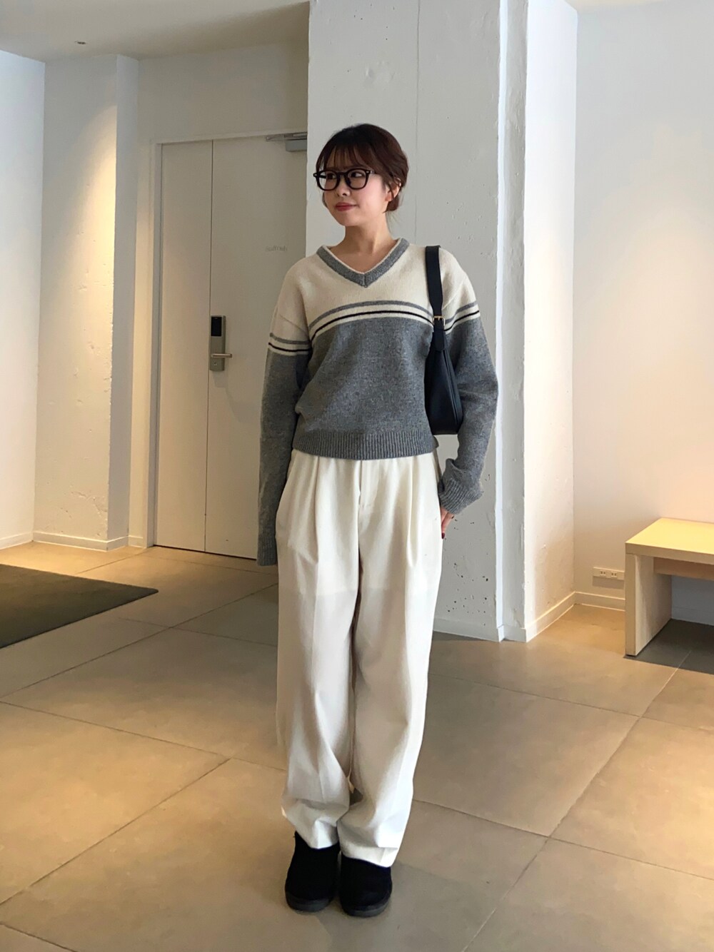 「カジュアルコーデ、シンプルスタイル、ブーツ、ムートンブーツ、パンツスタイル、パンツコーデ、ニット、めがね、メガネ女子、お出かけコーデ、グレー、Vネック、ショルダーバッグ、冬コーデ、パンツ」｜「STYLEMIXERのベーシック2タックスラックス（スラックス、ホワイト系）」を使った、maiさん（骨格ストレート・レディース・164cm）の冬コーディネートの1枚目の写真