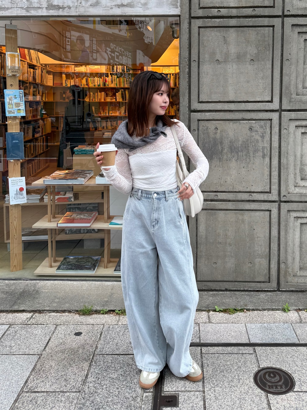 「最近のいい感じコーデ、サングラス、ワイドパンツ、デニム、韓国ファッション、シンプルスタイル、デニムコーデ、レース、レーストップス、スニーカー、スニーカーコーデ、スカーフ」｜「WILLFULLYのloose side tuck denim PT（デニムパンツ、ブルー系）」を使った、maiさん（レディース・164cm）の春コーディネートの1枚目の写真