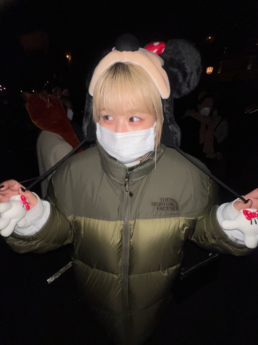 「ディズニー、ヌプシ、ストリート、メンズライク、金髪ボブ、ハイトーンカラー」｜「THE NORTH FACEのアイテム（ダウンジャケット/コート、グリーン系）」を使った、かいさん（レディース・165cm）の冬コーディネートの1枚目の写真
