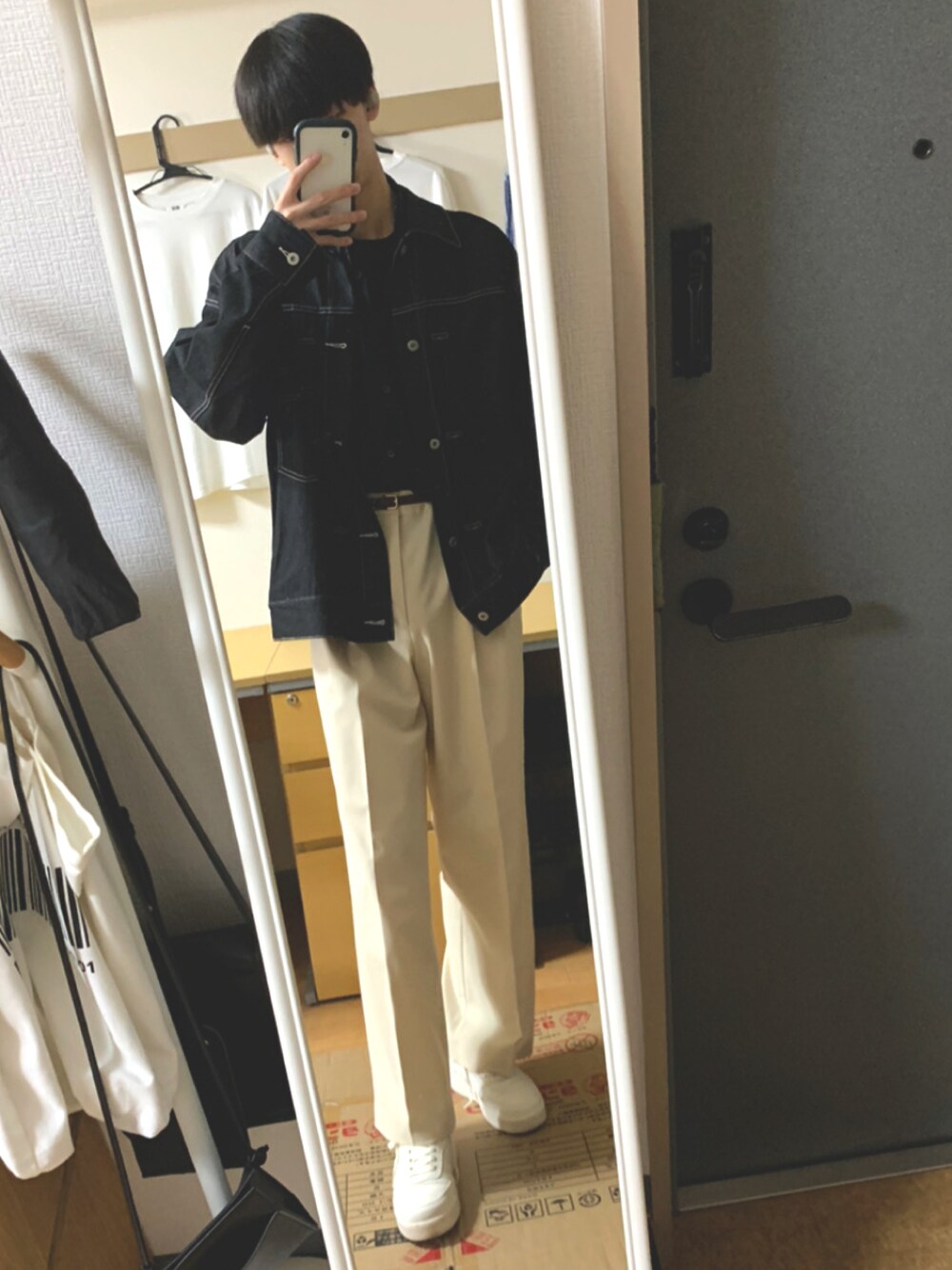 「ootd、白パンツ、中和コーデ」｜「UNIQLOのアイテム（スラックス、ホワイト系）」を使った、touya513616さん（メンズ・173cm）の春コーディネートの1枚目の写真