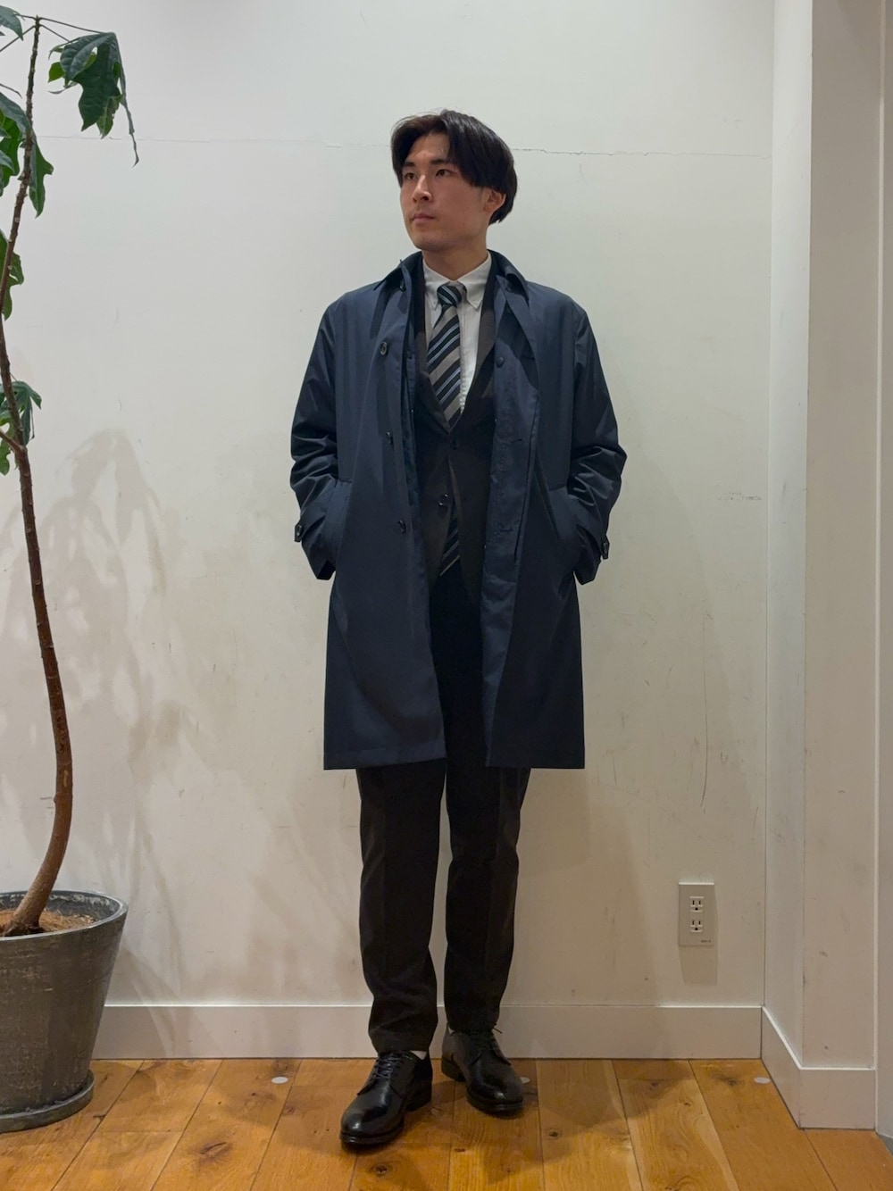ブラウン系のスーツパンツ、ブルー系のその他アウター、ホワイト系のシャツ/ブラウスを着用したメンズの秋コーディネートの1枚目の写真