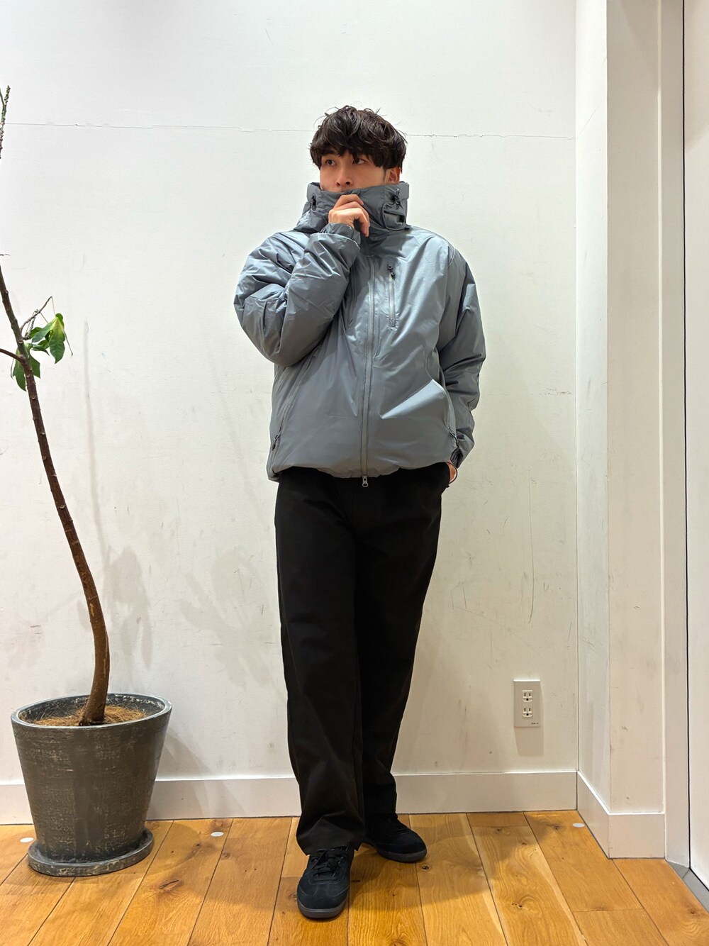グレー系のダウンジャケット/コート、ブラック系のその他パンツ、ホワイト系のTシャツ/カットソーを着用したメンズの冬コーディネートの1枚目の写真