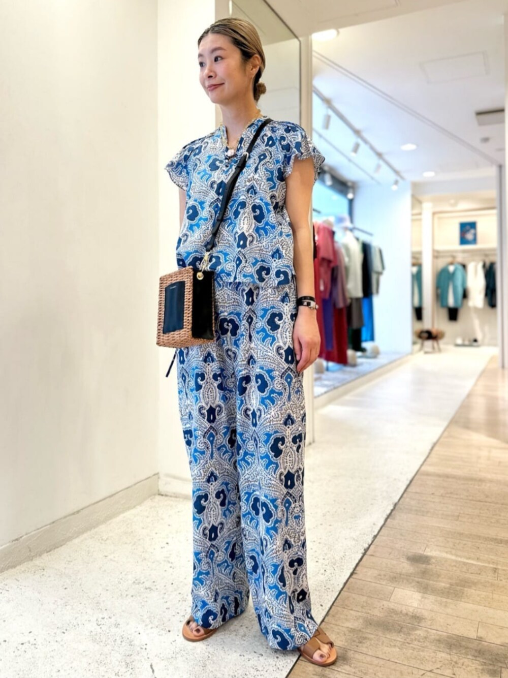 イエロー系のサンダル、ブルー系のシャツ/ブラウス、ブルー系のその他パンツを着用したレディースの夏コーディネートの1枚目の写真
