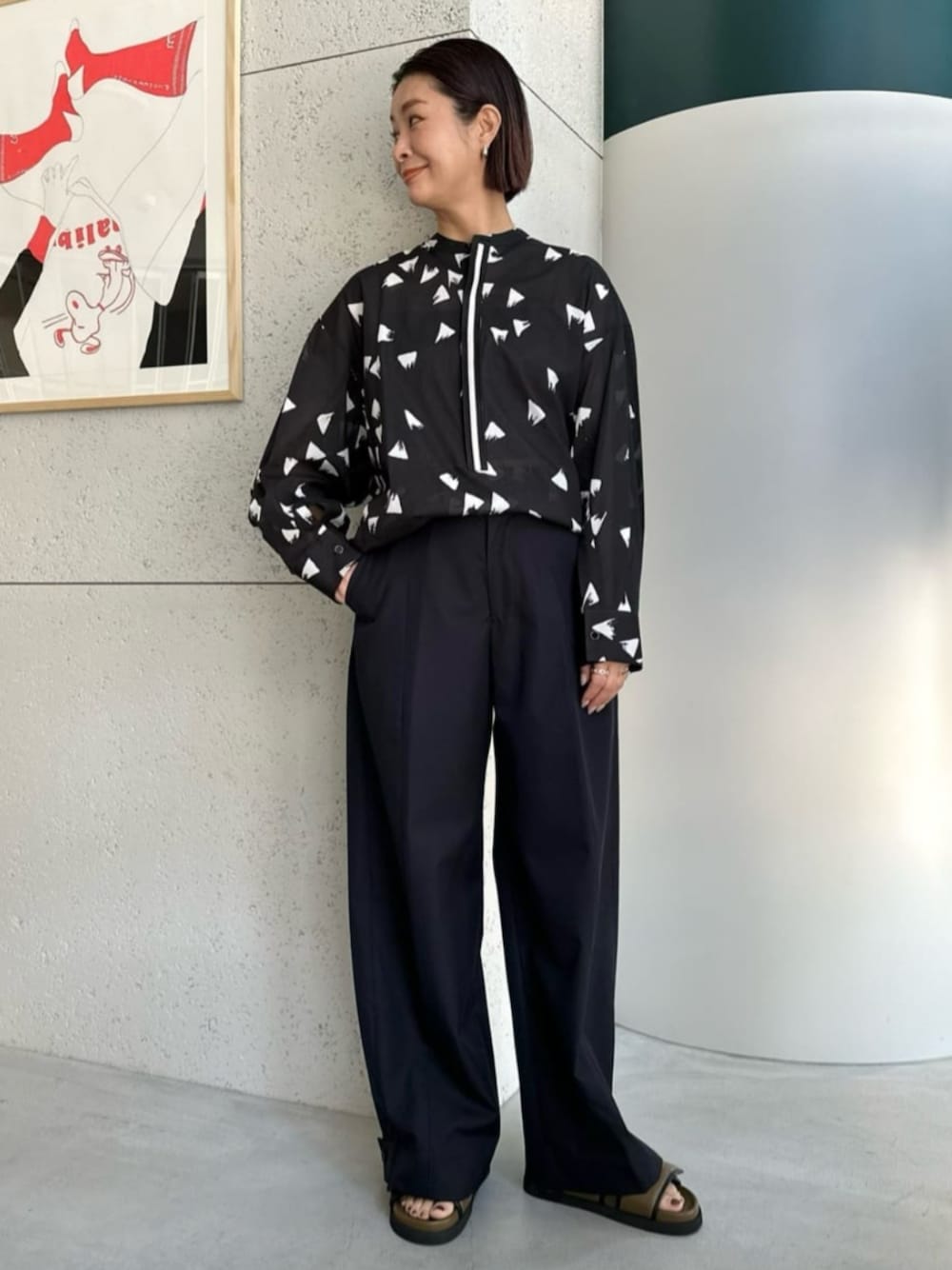 ブルー系のその他パンツ、グリーン系のサンダル、ブラック系のシャツ/ブラウスを着用したレディースの春コーディネートの1枚目の写真