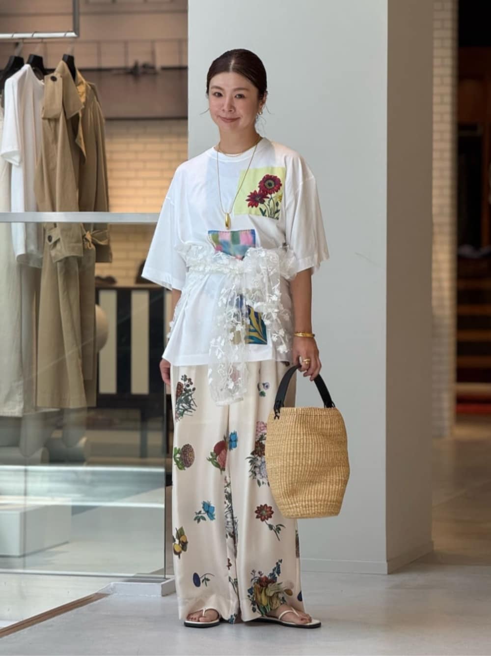 ホワイト系のシャツ/ブラウス、ホワイト系のその他パンツ、ホワイト系のTシャツ/カットソーを着用したレディースの夏コーディネートの1枚目の写真