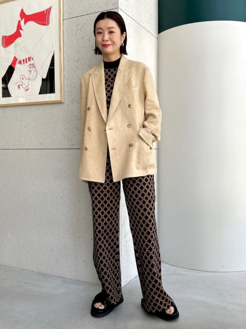 「TOMORROWLAND、トゥモローランド、caban、CABaN by Patricia Urquiola、TOMWOOD、アメリカンスリーブ、ノースリーブニット、ジャカードニット、ニットパンツ、セットアップ、ダブルジャケット、リネンジャケット、ユニセックス、大人カジュアル」｜「cabanのCABaN by Patricia Urquiola ノットサンダル（サンダル、ブラック系）」を使った、Hanada_TOMORROWLANDさん（レディース・166cm）の夏コーディネートの1枚目の写真
