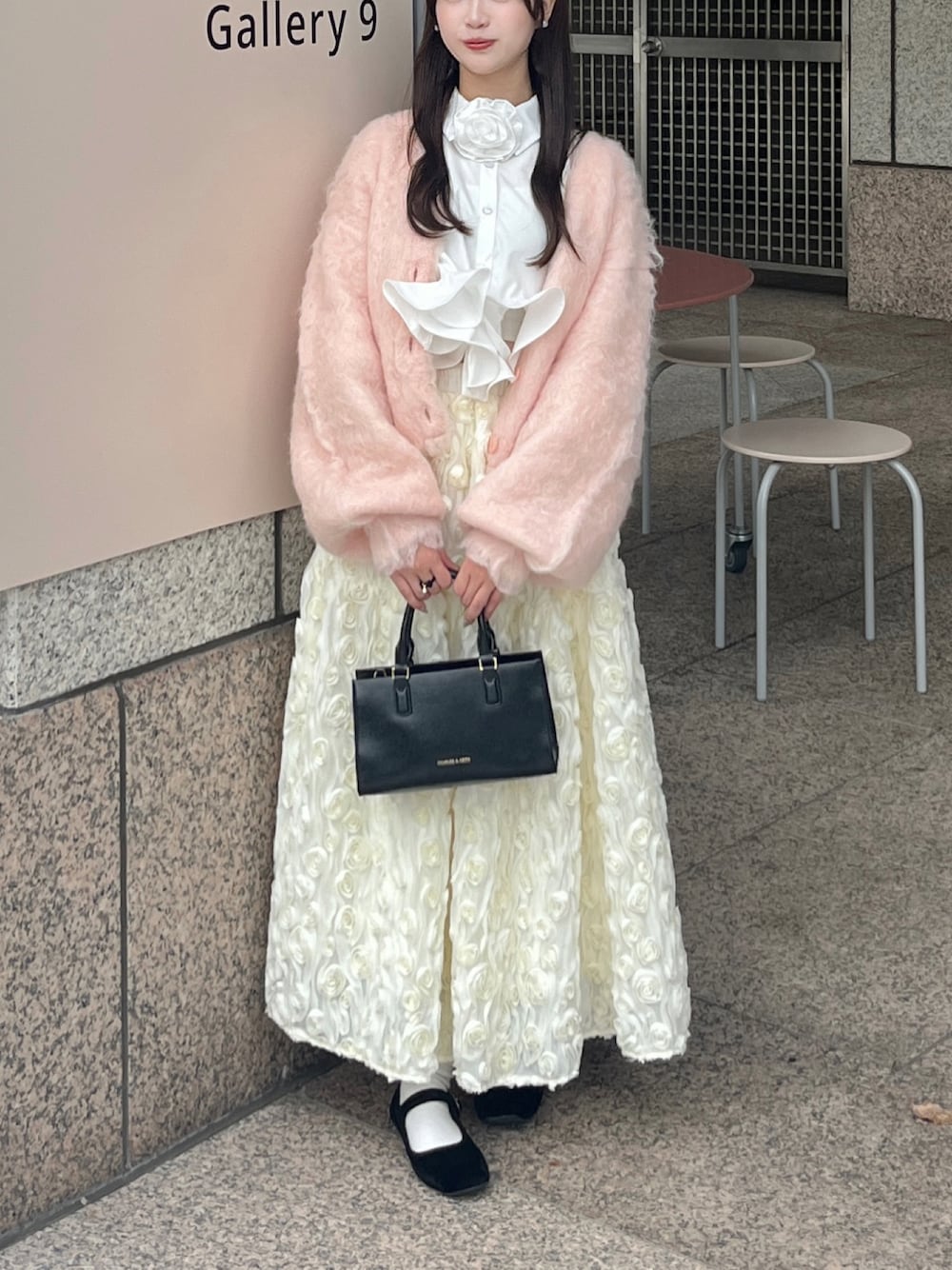 ホワイト系のスカート、ホワイト系のシャツ/ブラウス、ブラック系のパンプスを着用したレディースの秋コーディネートの1枚目の写真