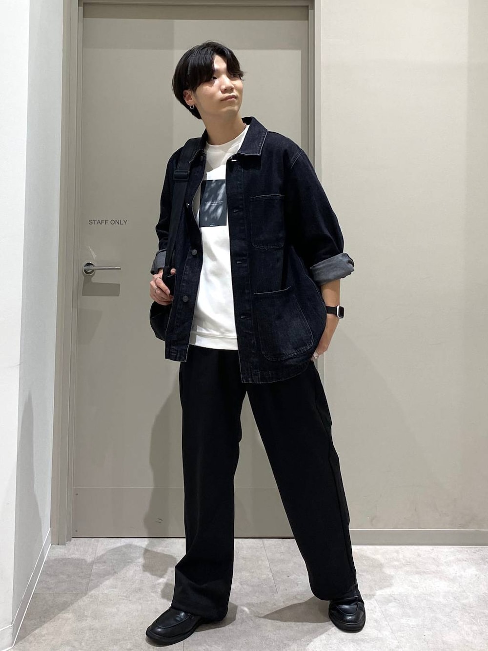 ブラック系のその他パンツ、ブラック系のショルダーバッグ、グレー系のその他シューズを着用したメンズの秋コーディネートの1枚目の写真