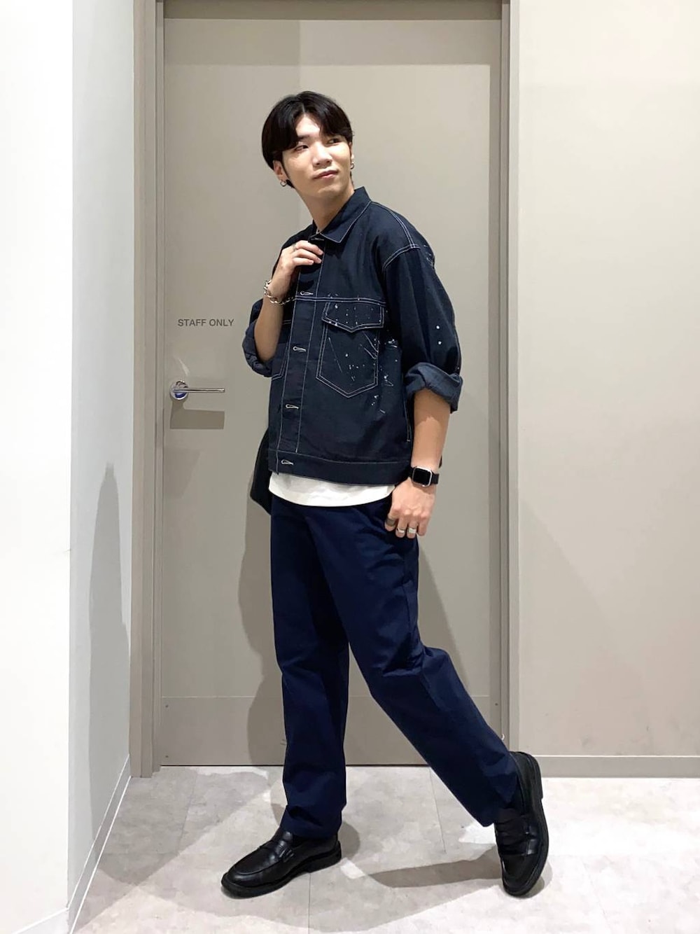 ブルー系のその他パンツ、ホワイト系のTシャツ/カットソー、グレー系のその他シューズを着用したメンズの夏コーディネートの1枚目の写真