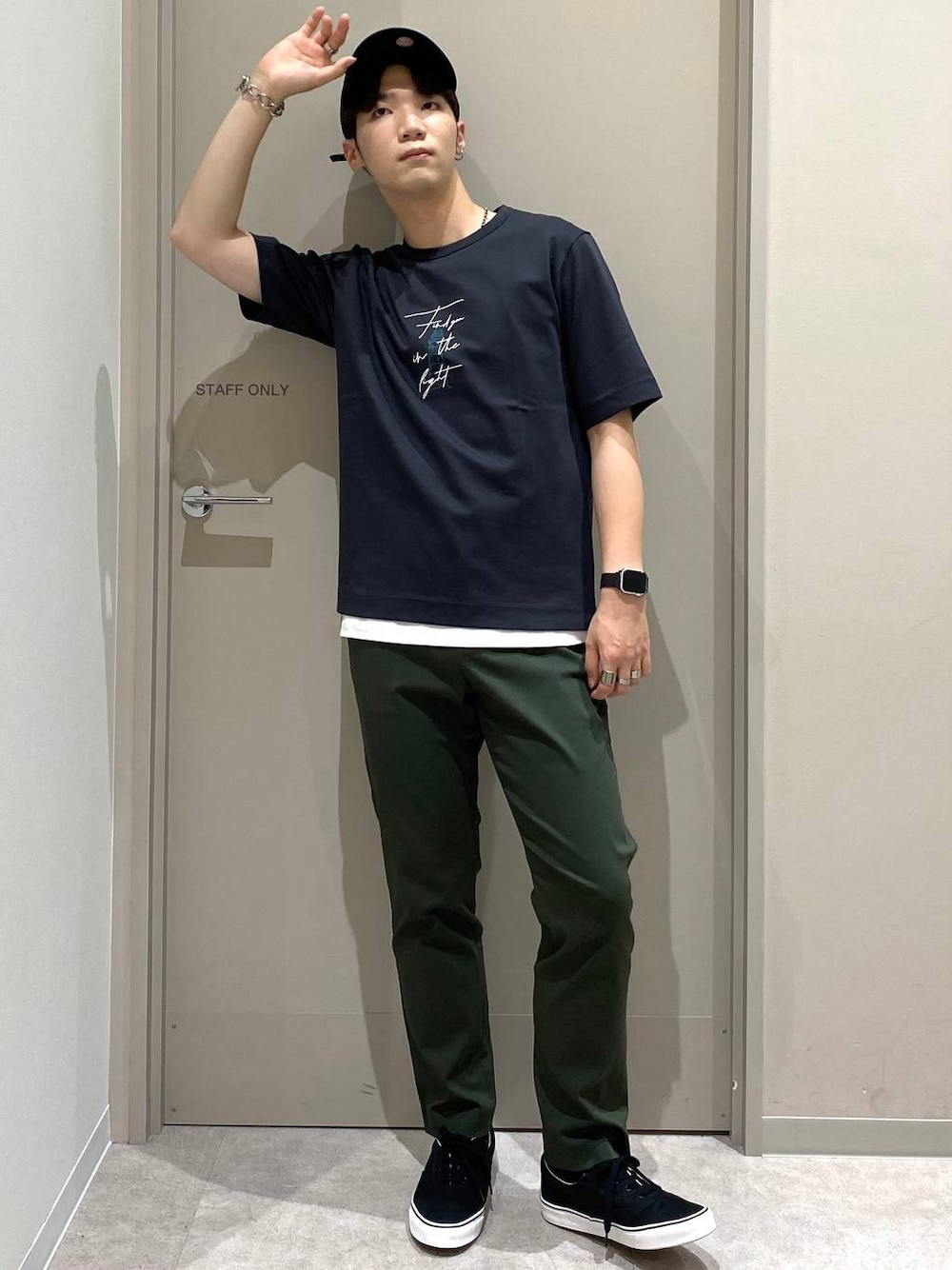 グリーン系のその他パンツ、グレー系のTシャツ/カットソー、ブラック系のスニーカーを着用したメンズの夏コーディネートの1枚目の写真