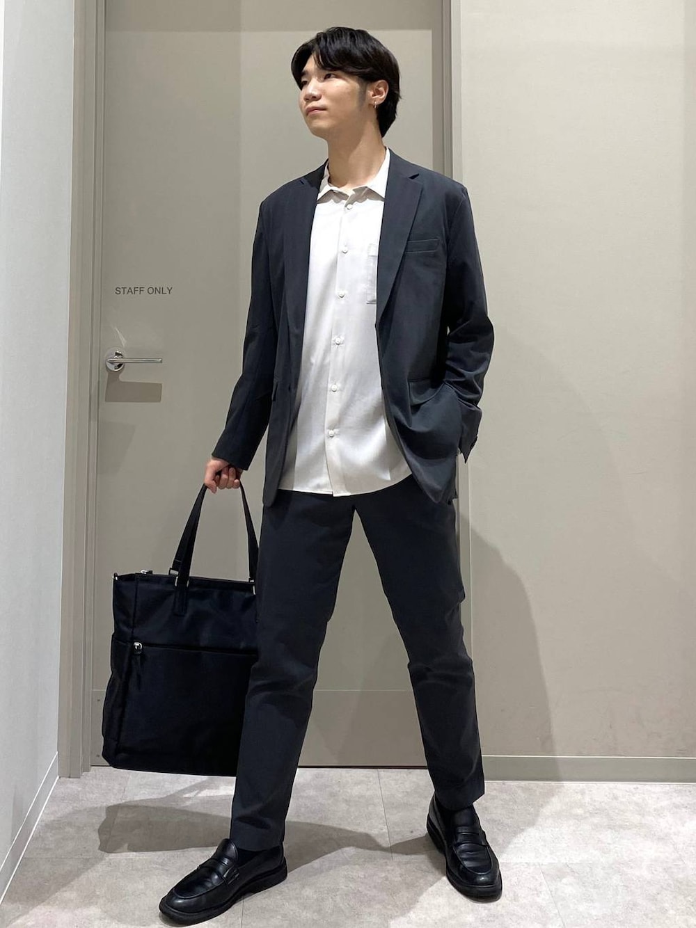 グレー系のその他パンツ、グレー系のその他シューズ、グレー系のテーラードジャケットを着用したメンズの秋コーディネートの1枚目の写真