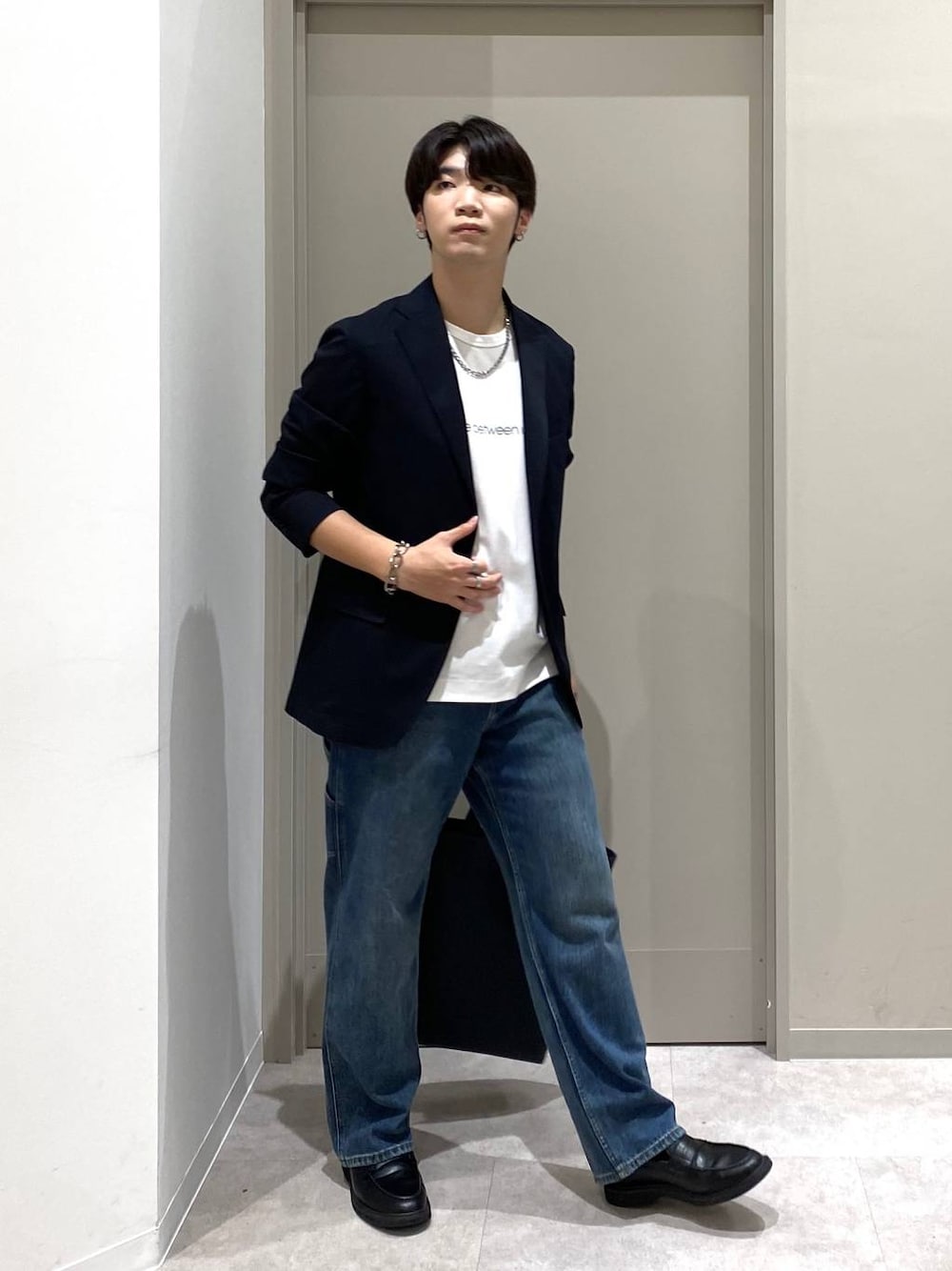 ブルー系のテーラードジャケット、ブラック系のトートバッグ、ホワイト系のTシャツ/カットソーを着用したメンズの夏コーディネートの1枚目の写真